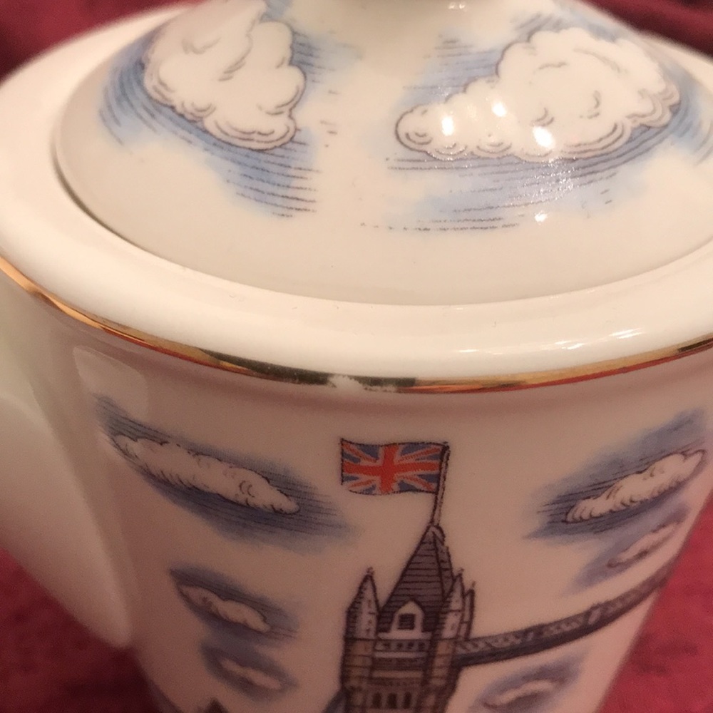 The Tower and Albert Bridges Single Teapot and Cup - Picture 8 of 12